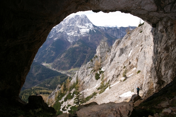 Höhle mit Ausblick. F: E. Herrmann Höhle mit Ausblick. F: E. Herrmann